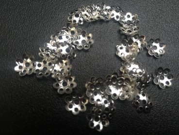 20 Perlenkappen Blume hellsilber leicht 8mm